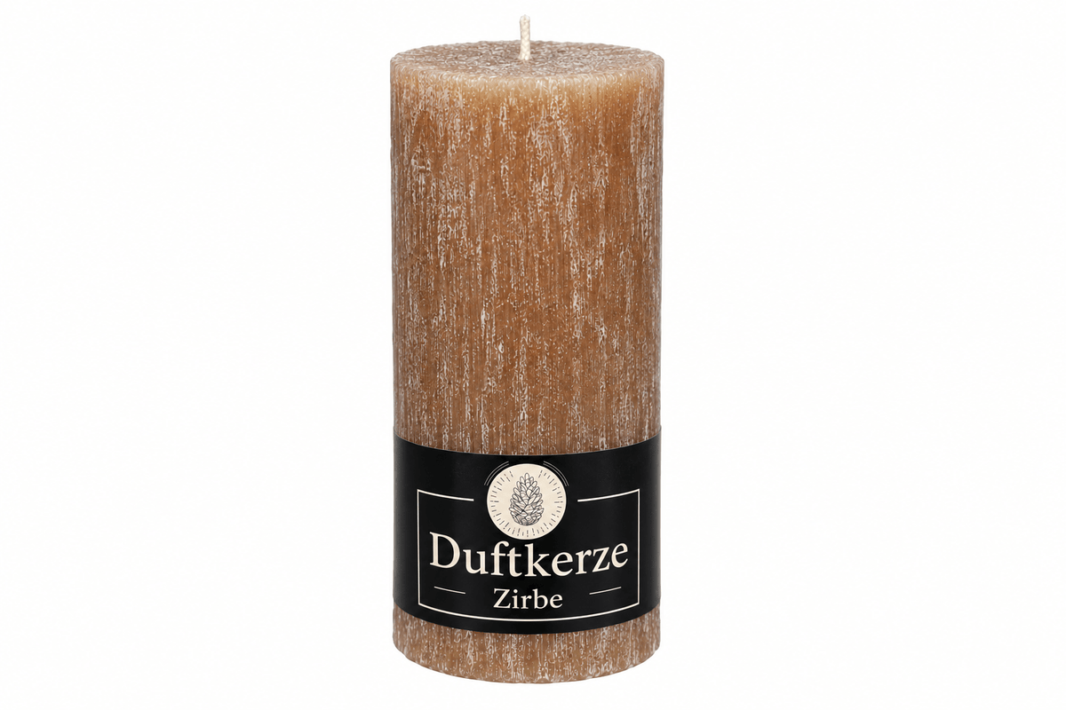 Eine Zirben Kerze mit einem Etikett, auf dem das Wort "Duftkerze Zirbe" steht, in einem eleganten Design präsentiert.