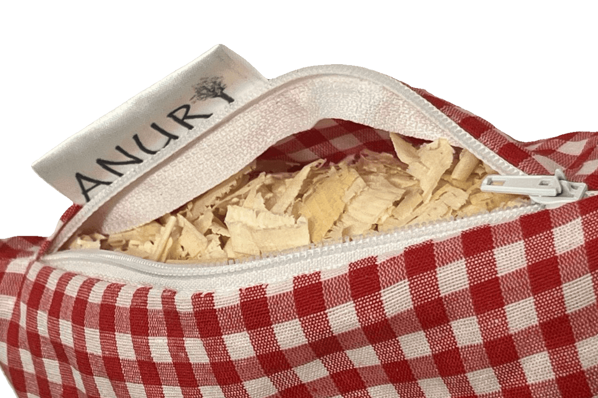 Zirbenkissen ca. 20x30 cm mit rot-weiß kariertem Baumwollbezug und naturbelassenen Zirbenflocken aus Österreich, geöffnet mit sichtbarer Füllung