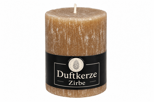 Eine Zirben Kerze mit einem Etikett, auf dem das Wort "Duftkerze Zirbe" steht, in einem eleganten Design präsentiert.