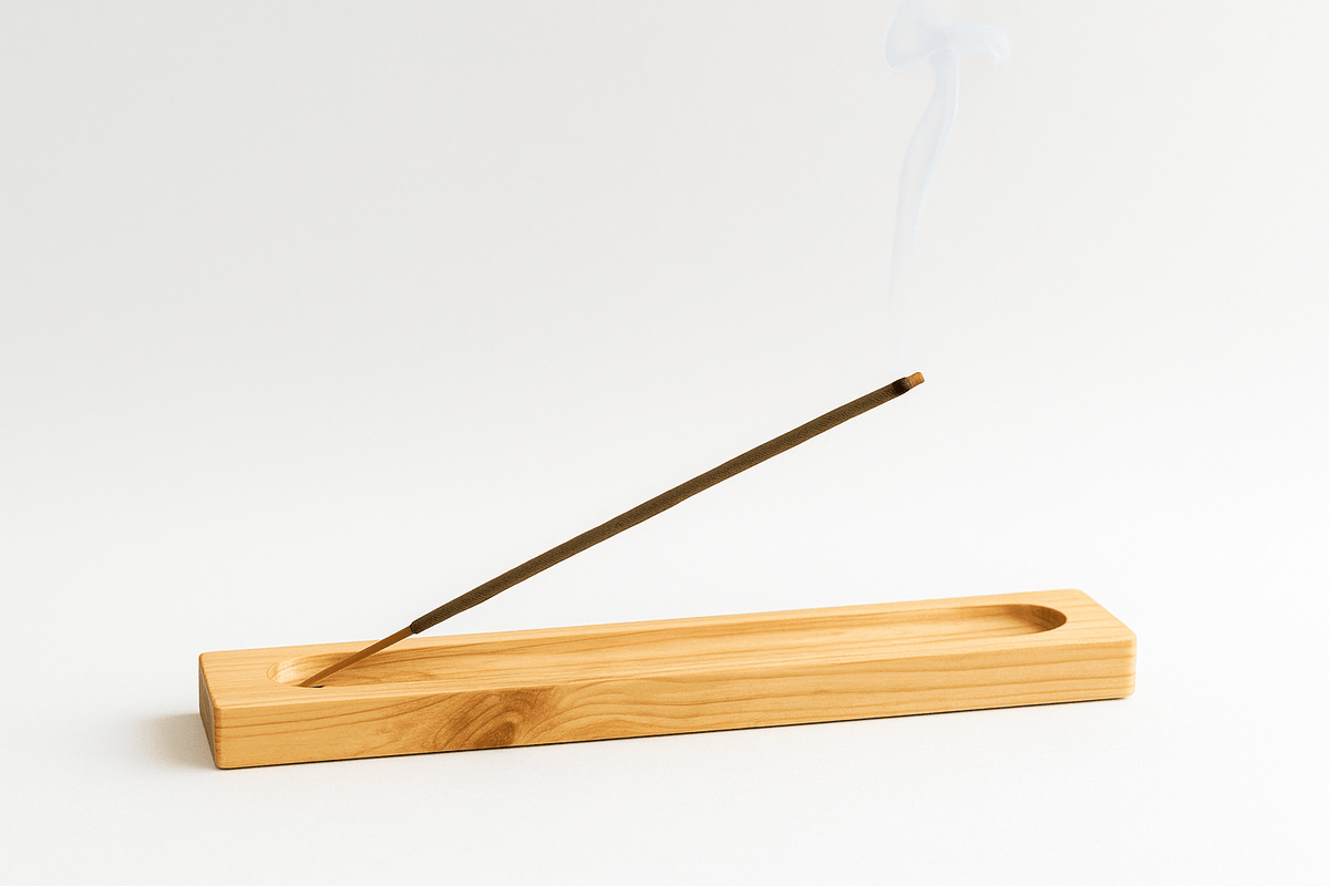 Räucherstäbchenhalter aus Zirbenholz mit Rauch – natürlich, dekorativ, für Aromatherapie und Wohnraumduft.